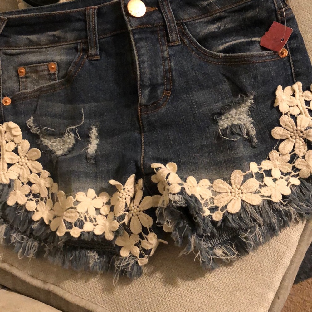 NWT JEAN LACE DETAIL SHORTS